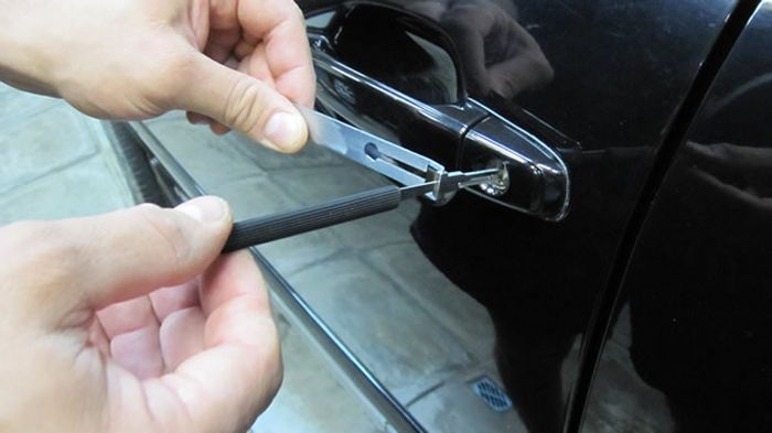 Как вскрыть автомобиль без повреждений если потерял ключи